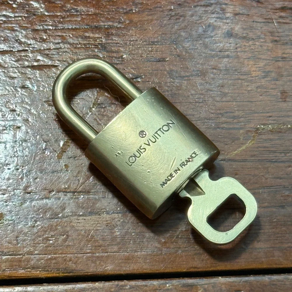 Louis Vuitton Brass Padlock & Key 314 Gold Tone Vintage Bag Lock Accessory Auth.